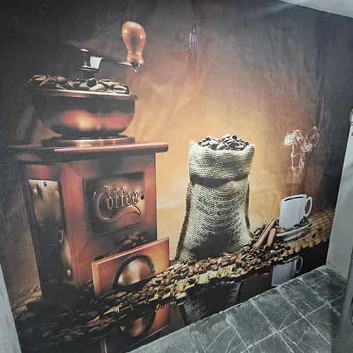 نصب کاغذ دیواری در کافی‌شاپ