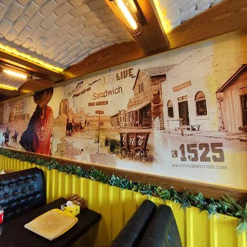 نصب کاغذ دیواری در فروشگاه