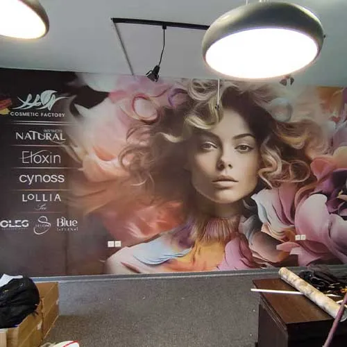 نصب کاغذ دیواری قرمز